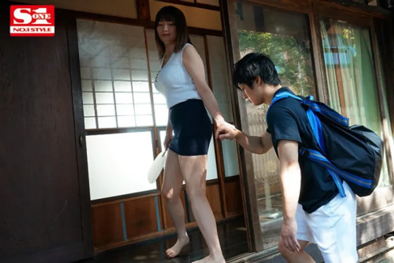 Anh chàng dâm dục cục thịt khi nhìn trộm em họ cắm sừng với chồng