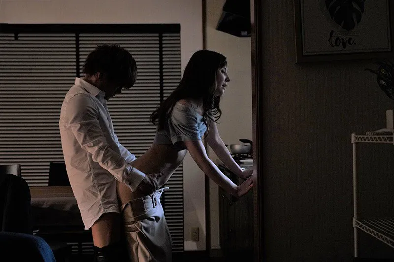 Cấp trên đi công việc, cậu nhân viên đến nhà nắc bà xã ông ấy