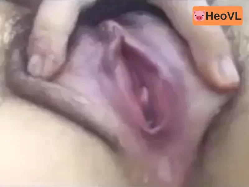 Gấu show cận cảnh cô bé đang thở